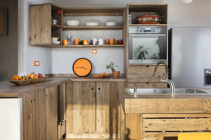 Jak si svépomocí vyrobit kuchyňský nábytek z dřevěných palet